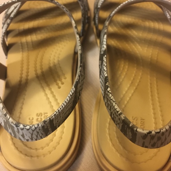 Croc Sandals Size 6W; NWOT - Picture 5 of 10